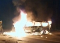 На Серовском тракте лобовое столкновение: одна машина выгорела полностью, 9 человек пострадали (видео)