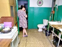 В одном помещении готовить и справлять нужду: жители дома под Нижним Тагилом поставили туалет на общей кухне из-за войны с соседями