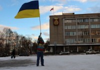 Тагильчанин вышел к зданию мэрии с украинским флагом (фото)