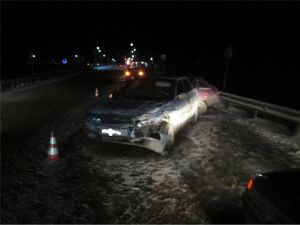 В снегопад на Серовской трассе легковушка сбила водителя заглохшего авто