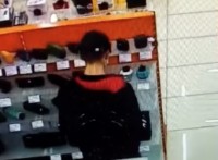 В Нижнем Тагиле 29-летний неоднократно судимый мужчина украл колонку из магазина (видео)