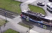 Появилось видео, как трамвай сбивает подростка в наушниках на Гальянке