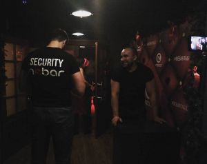 Конфликт на фейсконтроле ночного клуба Нижнего Тагила закончился приездом полиции (видео)