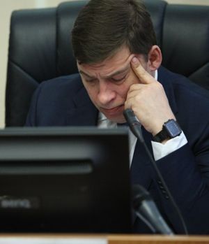 Свердловское правительство признало снижение зарплат учителей в 32 муниципалитетах. Куйвашев разберется в происходящем на закрытом совещании
