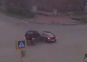 ДТП в центре города: водитель Volkswagen, проехав на красный врезался в Suzuki. Осознав произошедшее виновник решил скрыться (видео)