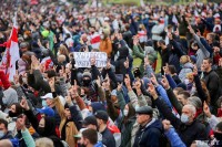 Митинг в 100 тыс человек, стрельба по колонне, слезоточивый газ и общенародная забастовка: что происходит в Беларуси (фото, видео)