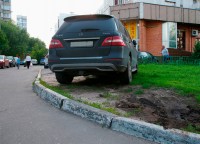 Свердловская ГИБДД попросила не звонить им из-за парковки на газоне