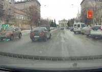 В центре Нижнего Тагила у автомобиля при обгоне открылся капот (видео)