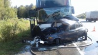 На Серовском тракте автобус протаранил «шестёрку»: погиб водитель ВАЗа (фото)