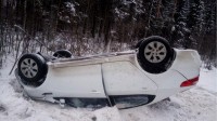 На Серовском тракте автоледи на Kia врезалась в обгоняемую машину и улетела в кювет (фото)