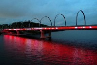 Посмотрите на подсветку моста через Тагильский пруд (фото)