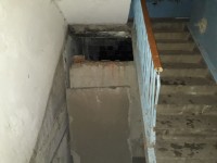 Дом построен 34 года назад. Прокуратура и СК выясняют обстоятельства обрушения бетонной плиты на мужчину в подъезде на Вагонке (фото)
