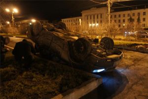 В ночь на воскресенье на Вагонке автомобиль опрокинулся и травмировал пешехода