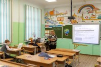 Учитель - 18, директор - 100, средняя 40 тыс руб. Указы Путина выполняются лишь на бумаге, педагоги буквально выживают