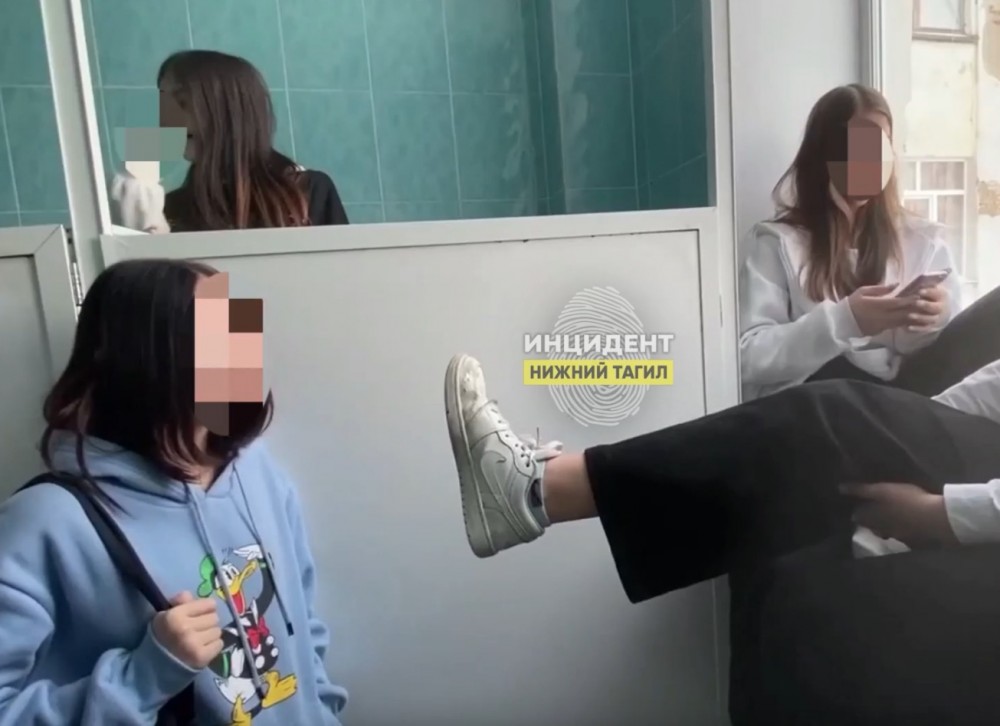 В школе Нижнего Тагила девочку избили за отказ поцеловать кроссовку (видео)
