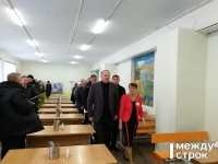 Фото «удручает»: полпред Цуканов в Нижнем Тагиле посетил школу, в которой обрушился потолок
