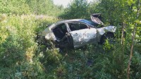 24-летняя девушка за рулем Mazda вылетела с Серовской трассы, возвращаясь из аэропорта. Погиб один человек (фото)