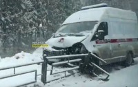 На въезде в Нижний Тагил разбилась «скорая»: снегопад спровоцировал множество аварий (видео)
