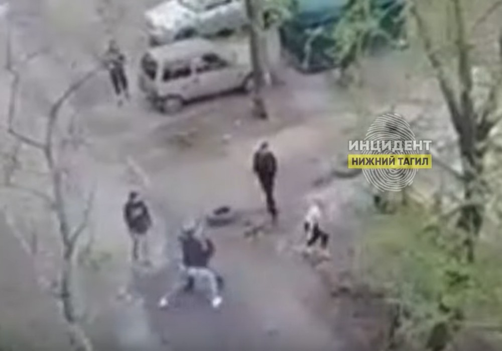 Появилось видео, как толпа подростков избила мужчину в Нижнем Тагиле