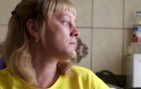 На Уралвагонзаводе из-за неисправного пресса женщина лишилась кисти. Ее пытались сделать виноватой, теперь отказываются оплачивать нормальный протез (видео)