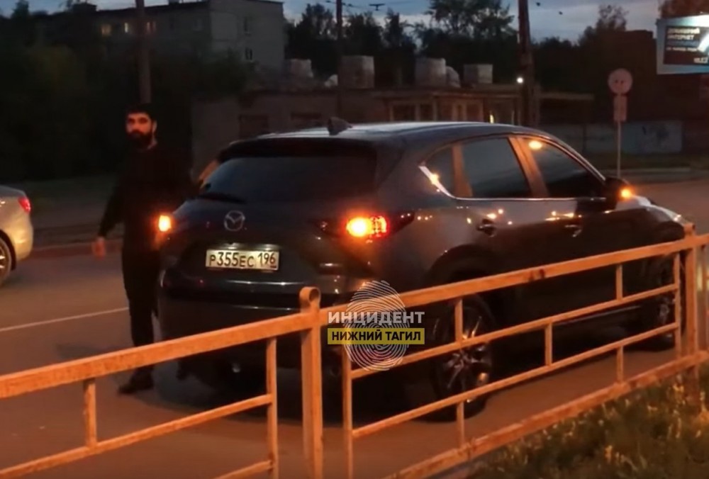 После нового видео тагильчане встали на защиту автохама, который устроил разборки со снимающими его езду по тротуару