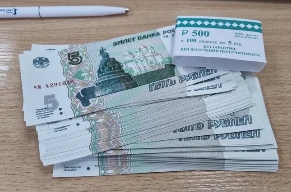 На Урал привезли новые 5-рублёвые купюры (фото)
