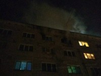 14 человек эвакуировали из горящей пятиэтажки на Вагонке (фото)