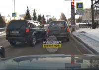 В центре Нижнего Тагила водители не поделили дорогу и устроили гонки (видео)