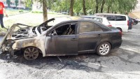 На Вагонке владелец горящей иномарки не побоялся сесть за руль и спас автомобили соседей (фото)