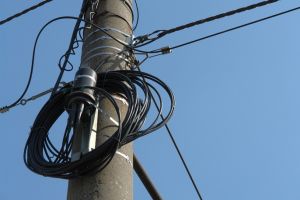 Нижнему Тагилу грозит телекоммуникационный коллапс? Администрация требует от операторов убрать все линии связи с фонарных столбов