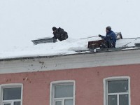 Тагильчанин взыскал с управляющей компании 66 тыс. руб. за упавший на машину снег