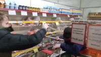 Тагильский блогер отбивался от сотрудника магазина газовым баллончиком во время съёмки выпуска про «просрочку» (видео)