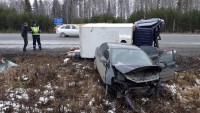 Момент лобового столкновения легковушки с грузовиком на Серовском тракте попал на видео
