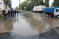 Мэр Владислав Пинаев вместе с дорожниками попытался спасти тагильчан от рек на тротуарах. Вот что из этого вышло