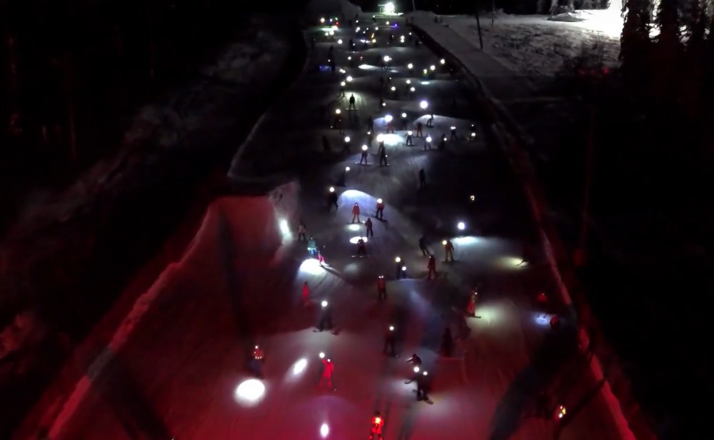 Сотни лыжников в ночи с фонариками спустились с горы под Нижним Тагилом (видео)
