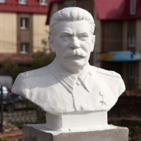 Сквер советских скульптур с Лениным и Сталиным в Нижнем Тагиле пообещали открыть к концу сентября (фото)