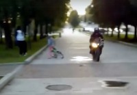 В Нижнем Тагиле на пешеходной дорожке на набережной мотоциклист едва не сбил девочку на велосипеде (видео)