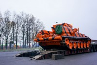Уралвагонзавод отправил в Домодедово тягач на базе танка Т-72 для эвакуации самолетов. Такие машины появятся во всех аэропортах (видео)