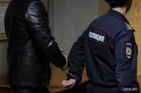 Тайник - кобура: полицейский-конвоир хотел передавать наркотики обвиняемым в суде
