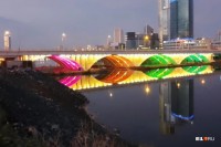 На мосту в Екатеринбурге зажгли модную подсветку. Сравните её с тагильской (видео)
