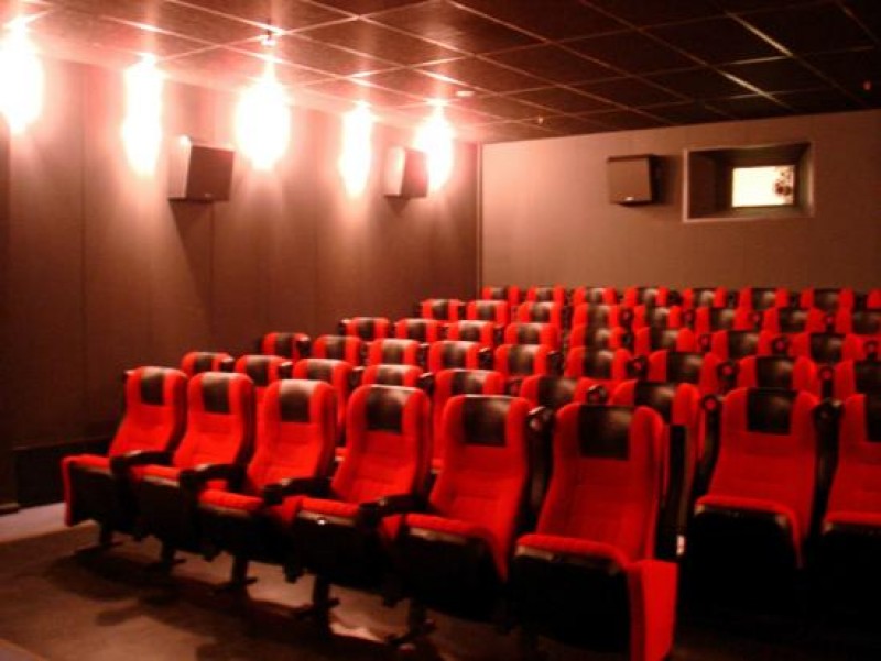 В залы можно пускать до 50 человек: вице-губернатор Свердловской области объяснил, как будут работать театры и кино