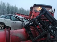На Серовском тракте снегоуборочный «Камаз» погубил женщину, выехав на «встречку» (фото)
