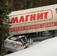 На Серовском тракте легковушка влетела в грузовик «Магнита». Погибла семейная пара (фото)