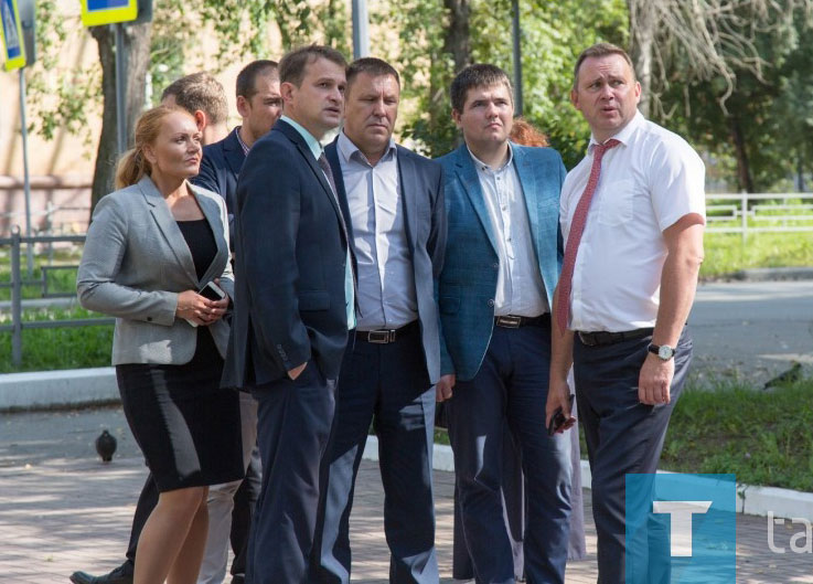 Пресс-секретарь мэра Алла Жернакова (крайняя слева) купирует «АРИС» и добилась немалых успехов в пиаре Владислава Пинаева