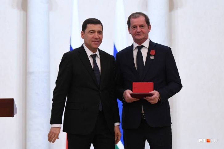 В начале марта Куйвашев наградил бизнесмена Симановского орденом «За заслуги перед Отечеством»