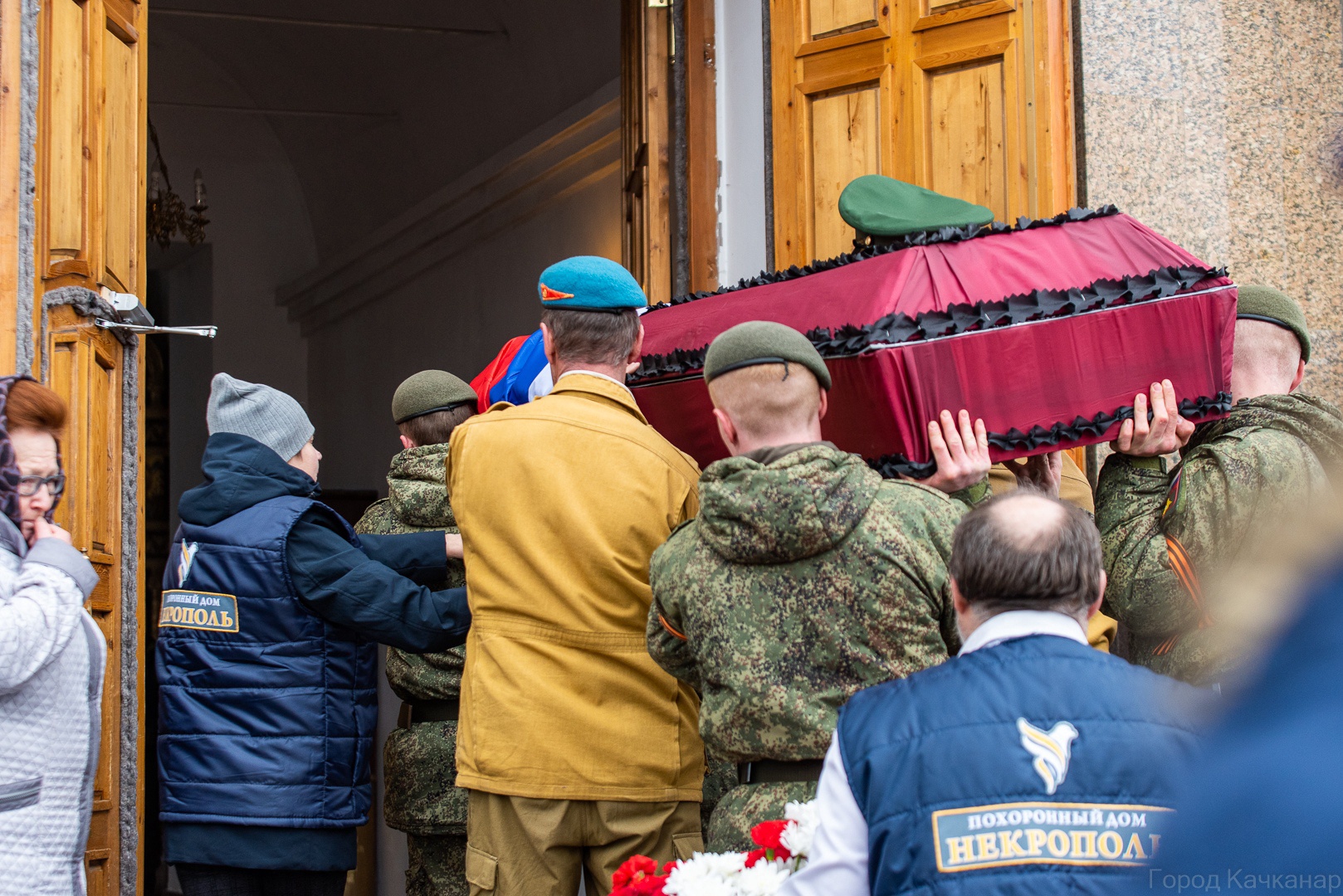Похороны погибших на украине российских. Прощание с погибшим военнослужащим. Похороны военнослужащего.