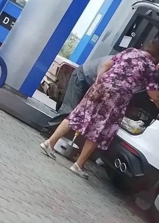 За это время видели людей и с бочками, и даже с кастрюлями