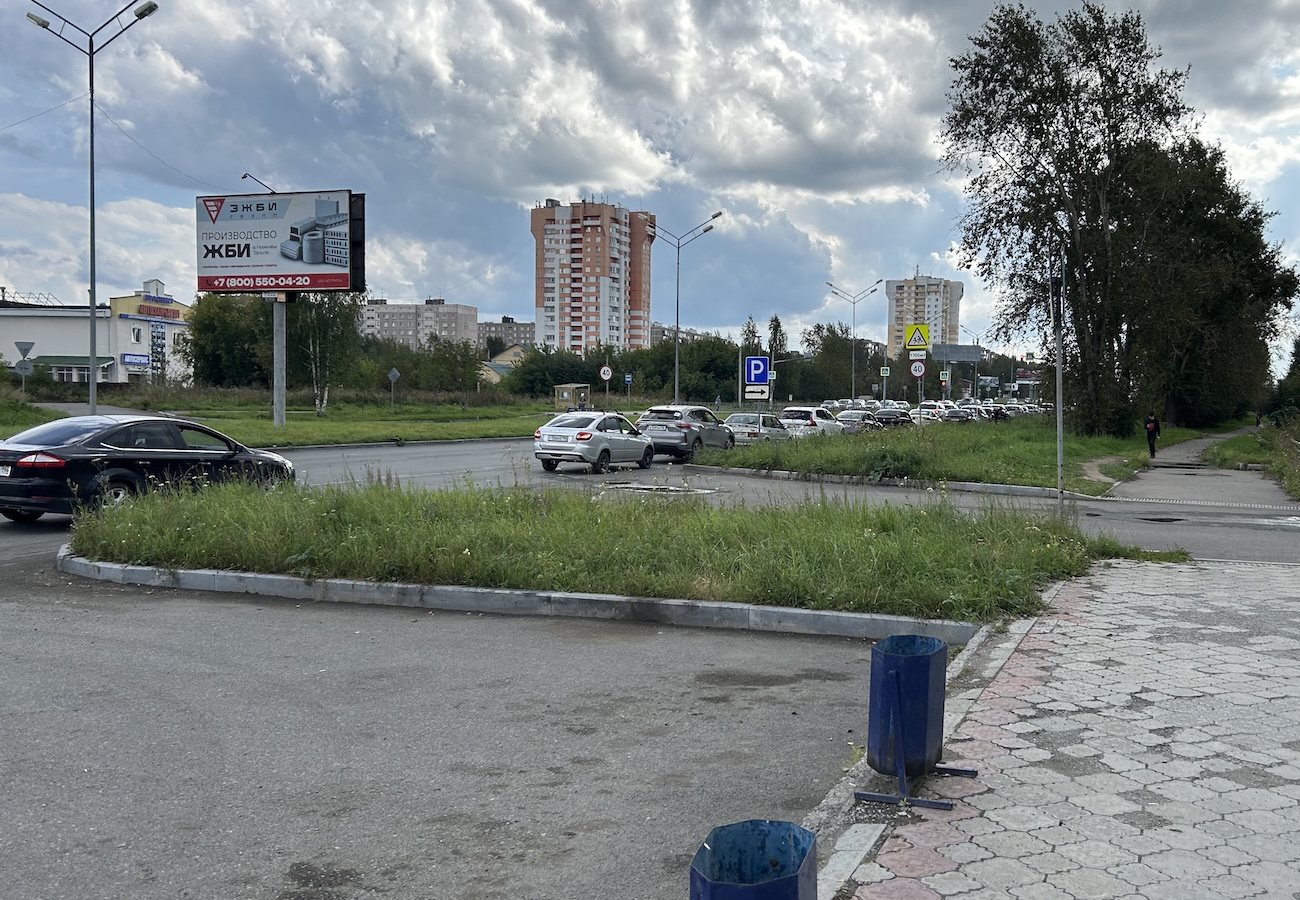 Очередь к закрытым АЗС Газпромнефть и Лукойл в 14:00, тогда как топливо привезли только вечером