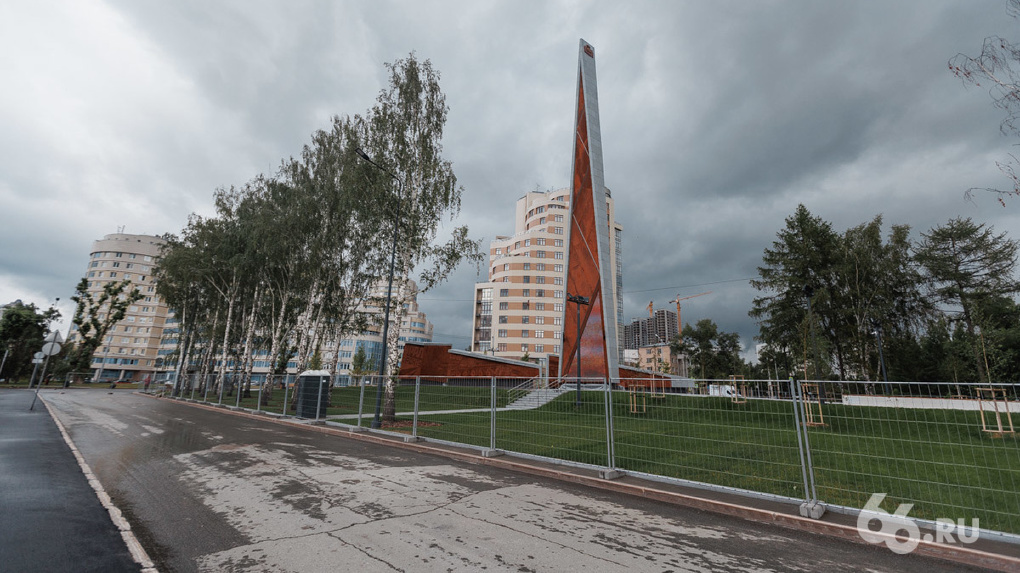В Екатеринбурге появилась стела «Город трудовой доблести». Сравните её с тагильской
