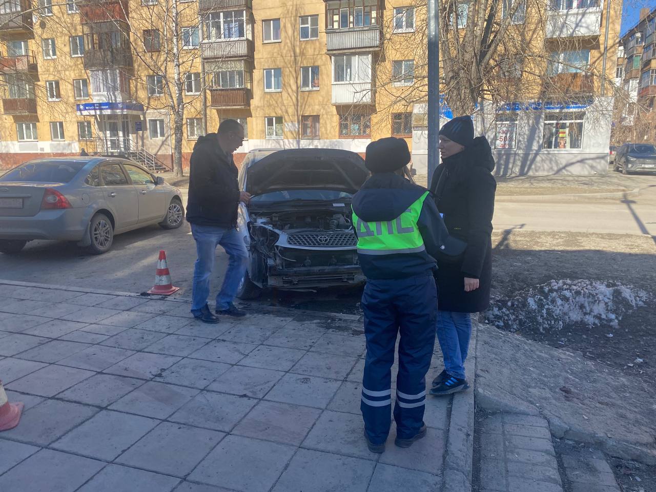 Тренер посидел рядом с девочкой на диване